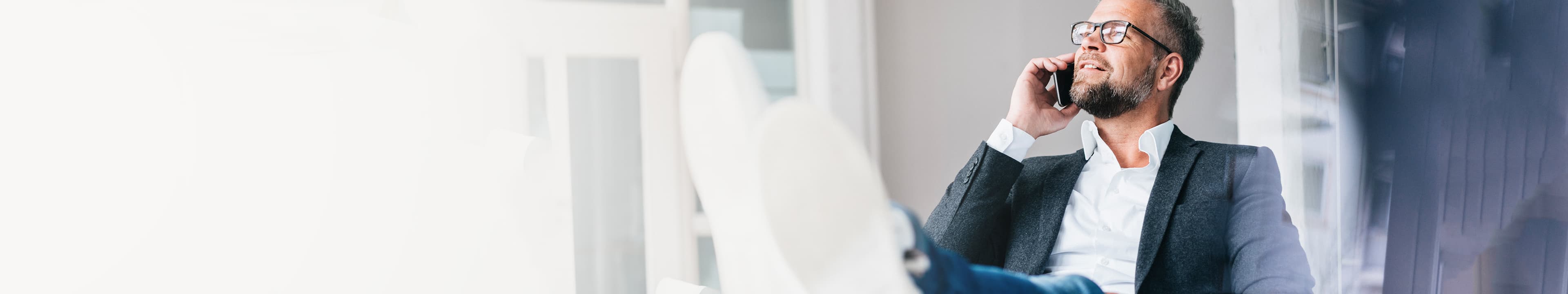 Un homme sociable décontracté parlant au cellulaire