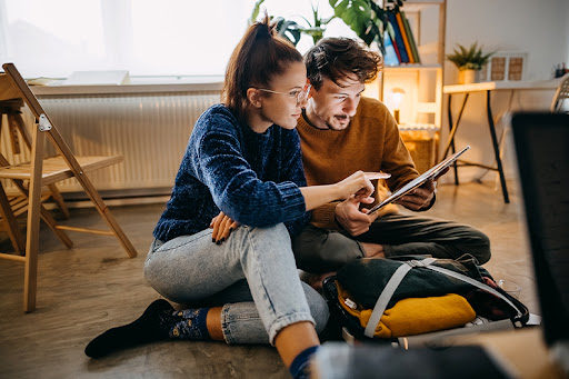 Couple checking bank of canada prime rate